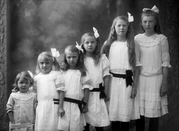 Eine Zeitung mit der Schlagzeile "Deutschlands neue Jungs demütigen die Schweizer" und ein Foto von lachenden Männern in weißen Uniformen.