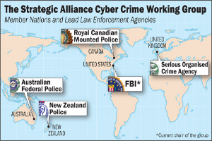 Ein Plakat mit einer farbigen Karte der Strategic Alliance Cyber Crime Working Group, umgeben von den Logos und Namen der beteiligten Organisationen in fetter schwarzer Schrift.