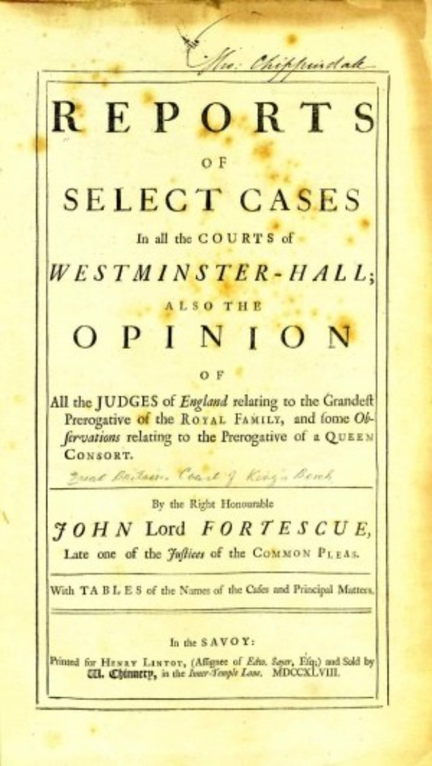 Altes Buch mit dem Titel 'Berichte über ausgewählte Fälle in den Gerichten von Westminster-Hall sowie die Meinung von John Lord Fortescue' ist aufgeschlagen und zeigt eine Seite mit schwarzem Text.