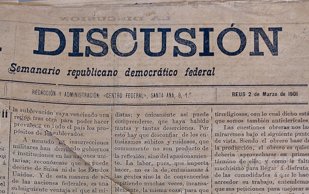 Eine vergilbte, leicht zerknitterte Zeitung mit der Schlagzeile "Semanario Repúblicano Democrático Federal" und dem Wort "Diskussion" darauf geschrieben in schwarzer Tinte.