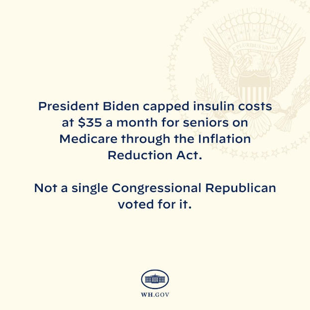 Ein Plakat mit Logo und Text, auf dem steht: "Präsident Biden beschränkt Insulin-Kosten auf 35 Dollar pro Monat für Senioren mit Medicare durch das Inflation Reduction Act".