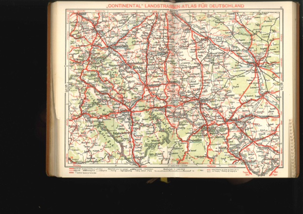 Offenes Buch mit detaillierter Deutschlandkarte.