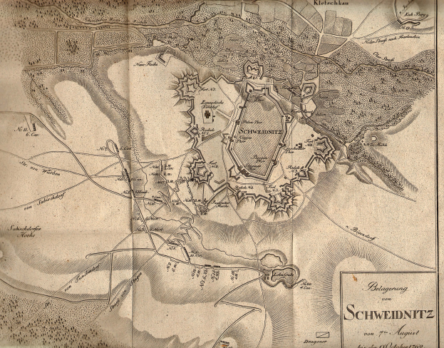 Alte detaillierte Karte von Schweidnitz, Deutschland, zeigt Straßen, Gebäude und Sehenswürdigkeiten mit beschreibendem Text zu Bevölkerung, Geschichte und Kultur.