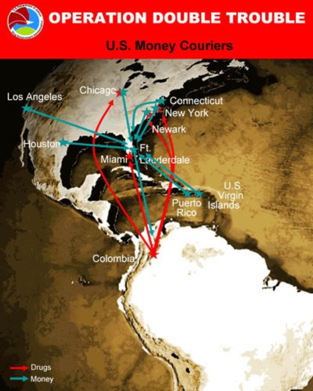 Plakat mit der Überschrift "Operation Double Trouble: US-Geldkurier" mit einer Karte der USA, die in zwei Abschnitte unterteilt ist, einer für die Kurierrouten und einer für die Carrier-Standorte, mit fetter schwarzer Schrift auf einem weißen Rand.
