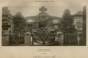 Ein altes Schwarz-Weiß-Foto eines Friedhofs in Berlin, Deutschland, mit einem Tor, einer Wand, Bäumen und einem Gebäude im Hintergrund, mit Text unten, der 'Grammalskunst, Berlin-Steglitz, Architekt, Bruue Morning in Berlin' lautet.