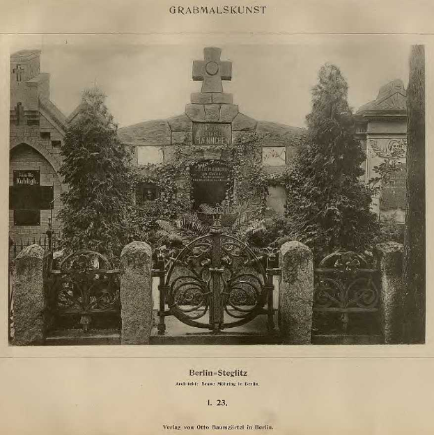Ein altes Schwarz-Weiß-Foto eines Friedhofs in Berlin, Deutschland, mit einem Tor, einer Wand, Bäumen und einem Gebäude im Hintergrund, mit Text unten, der 'Grammalskunst, Berlin-Steglitz, Architekt, Bruue Morning in Berlin' lautet.