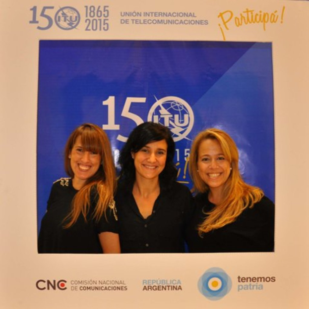 Ein Foto mit drei Frauen vor einem blauen Hintergrund, umgeben von Sponsorennamen und einem Firmennamen.