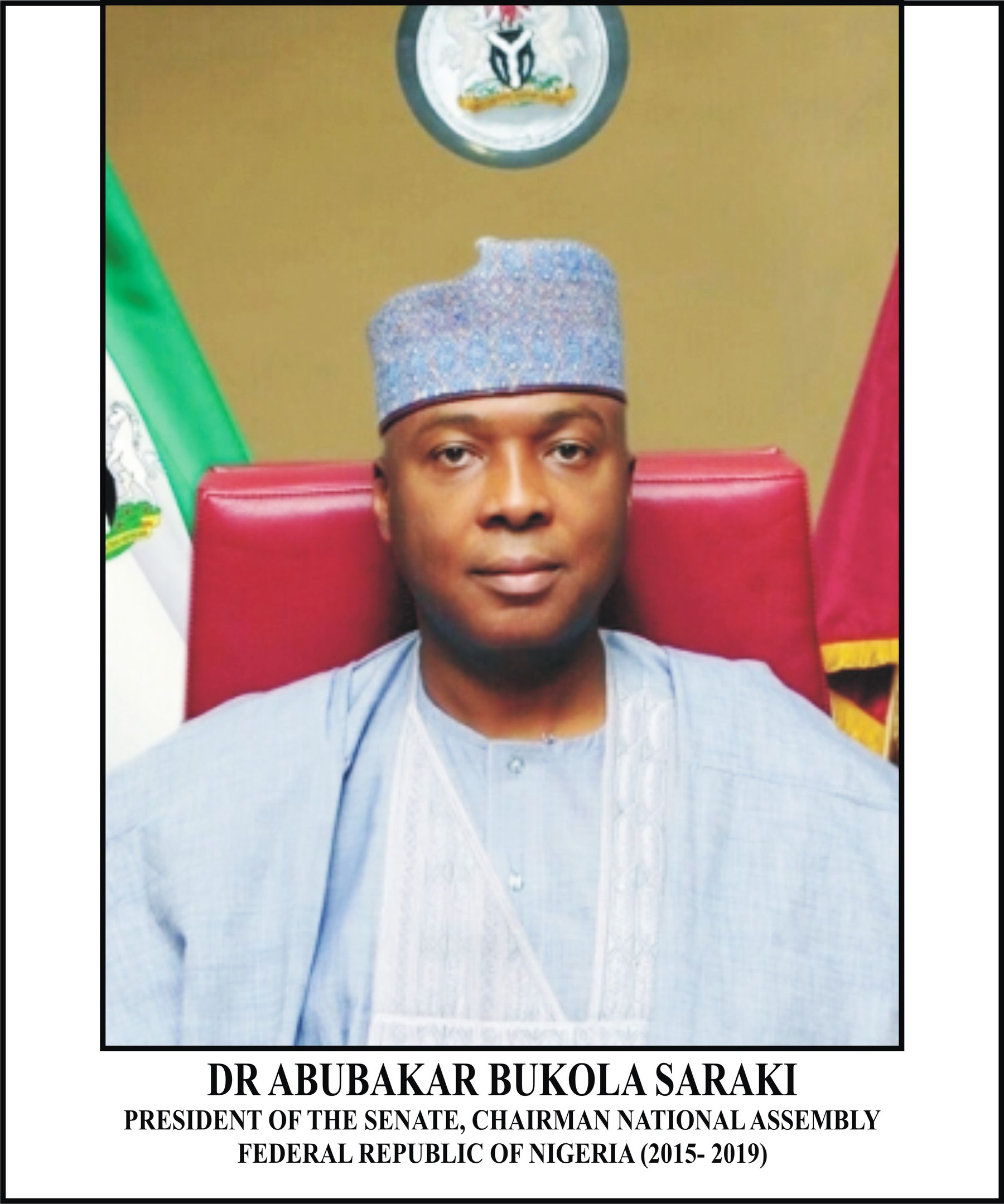 Dr. Abubakar Bukola Saraki, Präsident des Senats, sitzt in einem blauen Gewand und einer Mütze mit zwei Flaggen und einem Logo dahinter und einem Rahmen mit Namen unten.