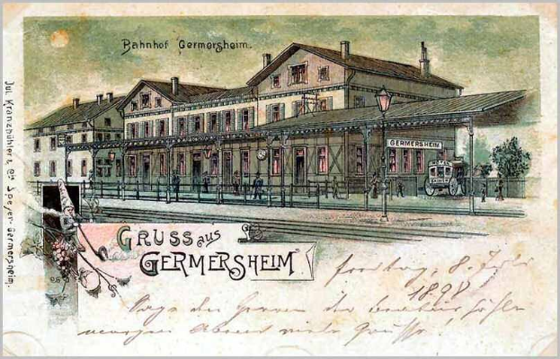 Schwarz-weiß-Postkarte des Bahnhofs Germersheim in Deutschland, die ein Gebäude mit Fenstern, einen Zaun, einen Straßenpfahl, Menschen, Fahrzeuge, Bäume und einen bewölkten Himmel zeigt, mit der Beschriftung "Bahnhof Germersheim".