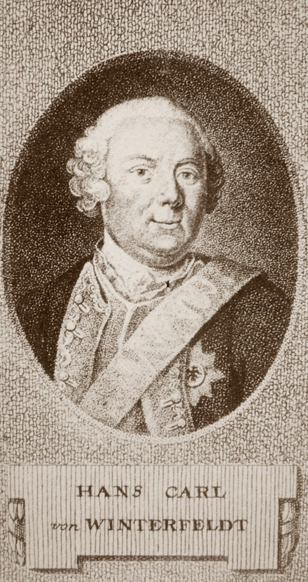 Ein Schwarz-Wei├č-Portr├Ąt von Hans Carl von Winterfeldt, ein Mann mit ernstem Gesichtsausdruck, mit Text unten im Bild.