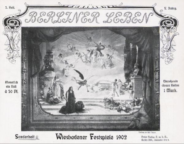 Schwarzes und weißes Foto einer Bühne mit Darstellern in traditioneller deutscher Kleidung während der "Wiesbadener Festspiele 1902", mit einem applaudierenden Publikum im Hintergrund.