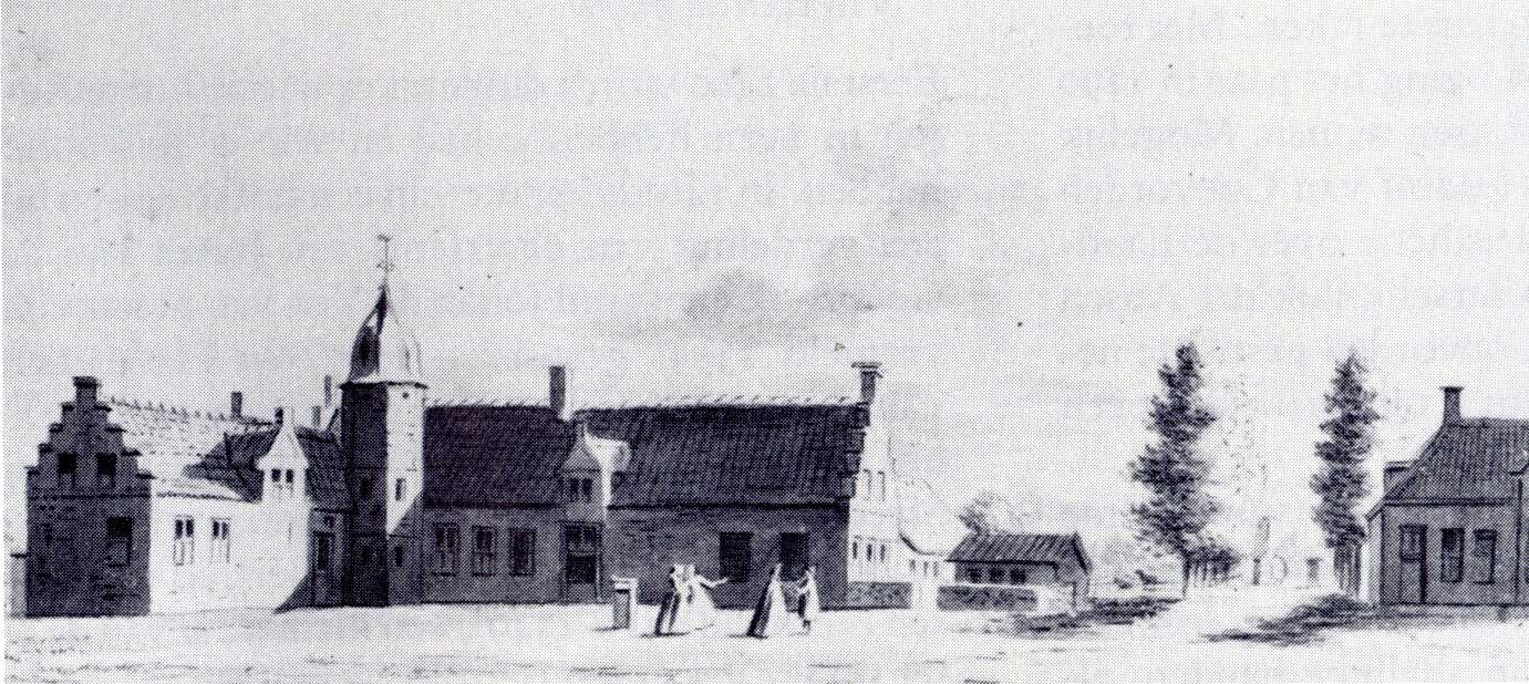 Schwarze und weiße Zeichnung einer Stadtstraße mit einer Kirche im Hintergrund, umgeben von Gebäuden, Bäumen und Menschen, mit Text unten: "Die Kirche der Heiligen Dreifaltigkeit in Den Haag, Niederlande".