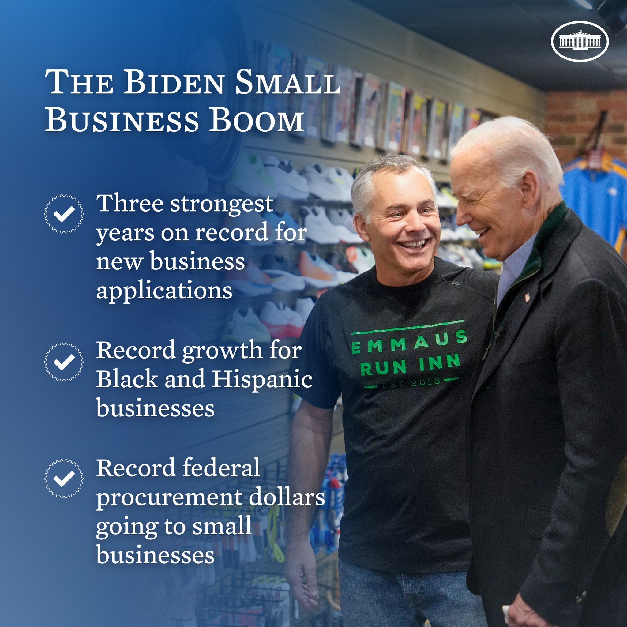 Zwei Männer, die lächeln und einer hält ein Objekt, mit dem Text "The Biden Small Business Boom" links und Kleidungsstücken im Hintergrund.