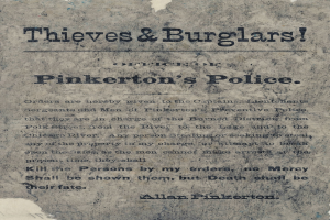 Plakat mit fettgedrucktem schwarzem Text "Diebe & Einbrecher Pinkertons Polizei" in der Mitte auf einem weißen Hintergrund eingerahmt von einem schmalen schwarzen Rand.