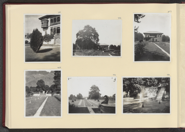 Offenes Buch mit einer Collage aus Schwarz-Weiß-Fotografien, die Bäume in der Mitte umgeben von Gebäuden und einem Brunnen zeigen.