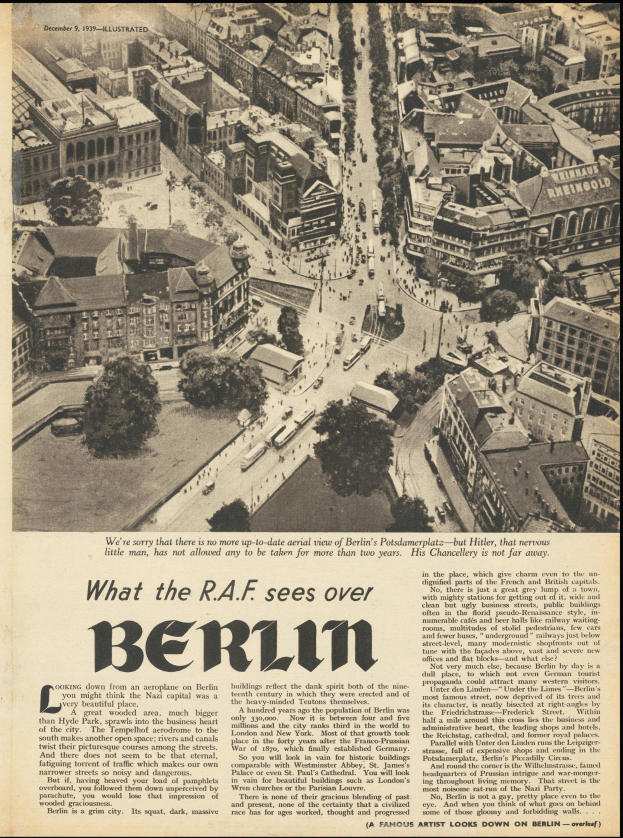 Schwarz-weiß-Fotografie einer alten Zeitung mit einer Stadtansicht, die Gebäude, Bäume und Fahrzeuge zeigt, begleitet von Text.
