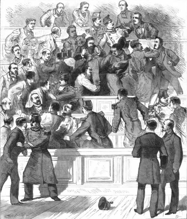 Eine Schwarz-Weiß-Zeichnung eines überfüllten Gerichtssaals mit stehenden und sitzenden Menschen, beschriftet mit «Der Prozess gegen die britische Armee in London, England».