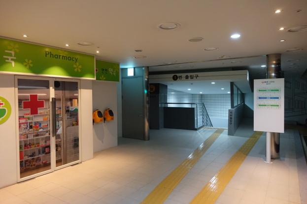 Ein blauer Hintergrund mit weißer Schrift und einem Logo, das "19 Millionen Amerikaner werden geschätzt 400 USD pro Jahr an Arzneikosten sparen" zeigt.