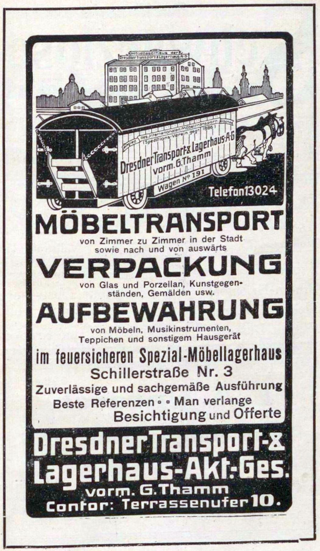 Werbung mit einem Zug mit dem Text 'Dresdner Transport & Lagerhaus-Akt-Ges' und Gebäuden im Hintergrund.