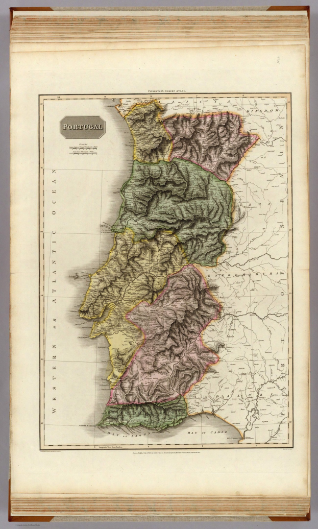 Ein altes Buch mit einer detaillierten Karte von Portugals Regionen und begleitendem Text.