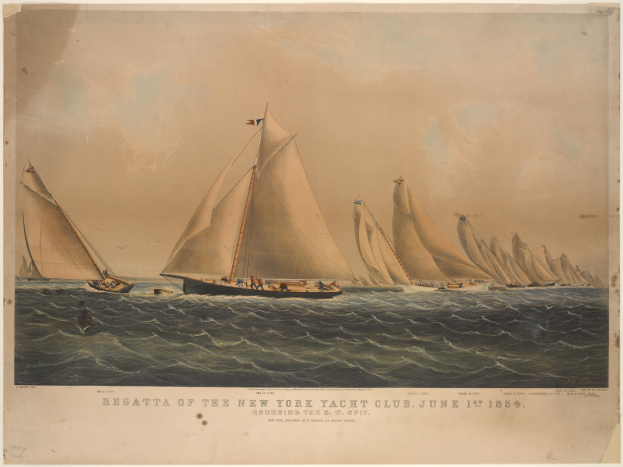 Mehrere Segelboote bei einer Regatta auf einem Gewässer mit einigen Menschen an Bord und einem klaren Himmel mit Text auf einem Blatt Papier im Vordergrund.