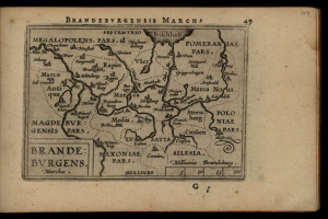 Ein altes Buch mit schwarzem Hintergrund und einer detaillierten Karte des Bundeslandes Brandenburg, einschließlich geografischer Merkmale wie Flüsse, Berge und Städte, mit begleitendem Text, der zusätzliche Informationen bietet.