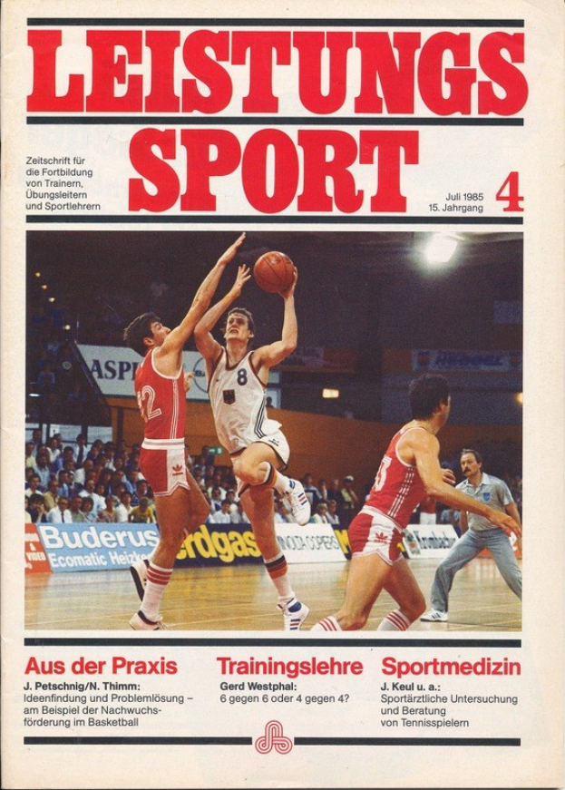 Magazinumschlag mit der Aufschrift "Leistungs Sport 4", der einen Basketballspieler in einem weißen Trikot zeigt, der einen Ball hält, vor einem hellgelben Hintergrund und einer Menge im Publikum.