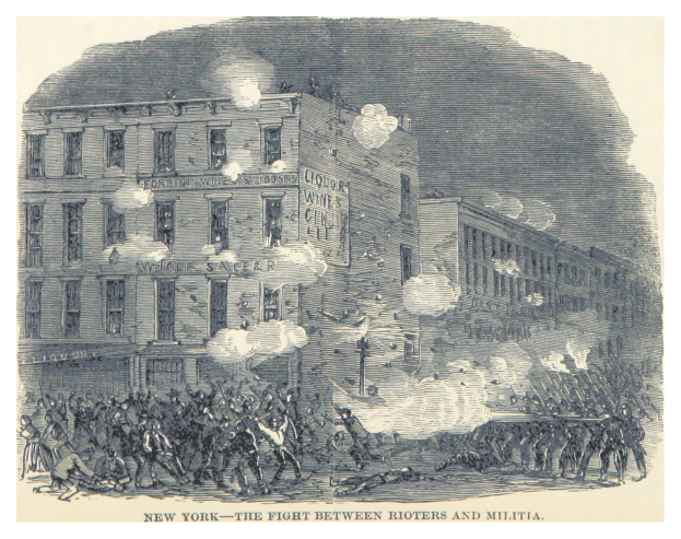 Ein Plakat, das eine gewalttätige Konfrontation zwischen Aufständischen und Miliz in New York City zeigt, mit Menschen auf dem Boden, die Waffen halten, Gebäuden im Hintergrund und Rauch, der aus ihnen aufsteigt, sowie dem Text "New York - Der Kampf zwischen Aufständischen und Miliz" unten.