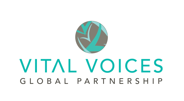 Ein Logo mit den Worten "Vital Voices Global Partnership" in fetter, schwarzer Schrift auf weißem Hintergrund, das einen blauen und weißen Gradientenkreis mit einer weißen Taube darin zeigt, die Frieden und Hoffnung symbolisiert, umgeben von einem schmalen schwarzen Rand.